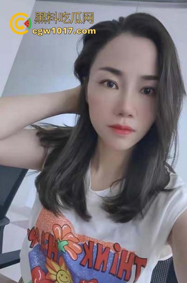 深夜潜入妈咪闺房，掀被无情猛扑直捅子宫！后入打桩狂抽每下顶穿，她浪叫搔首扭臀沉醉喷潮!  第2张