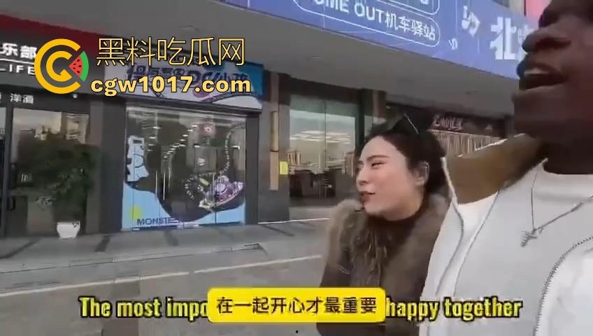 非洲黑猩猩挑战来中国相亲，没彩礼没样貌纯靠大屌跟黑皮肤加持，万万没想到啊，真有骚逼马桶排队送温暖啊！  第8张