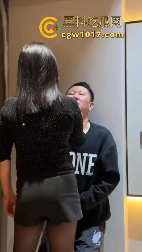 花钱买受虐？大哥特殊癖好曝光，狂砸大额让极品骚鸡骑脸抽他耳光，嘴巴肿成香肠还喊爽！  第1张