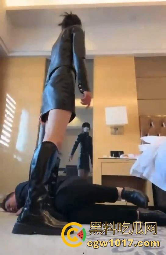 花钱买受虐？大哥特殊癖好曝光，狂砸大额让极品骚鸡骑脸抽他耳光，嘴巴肿成香肠还喊爽！  第9张