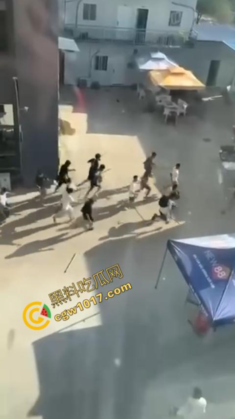 柬埔寨木牌突击抓捕：大楼被围“狗推”慌逃，警笛声与尖叫声交织，大楼一夜成围城！  第1张