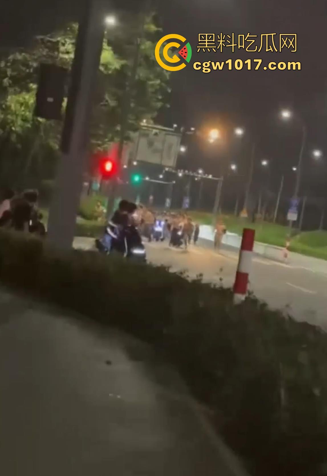 深夜街头惊现帮派斗争！赤裸染发精神小伙携带棍棒骑着鬼火到场，飞车撞人拳拳到肉血拼到底，完全不输电影场面！  第1张