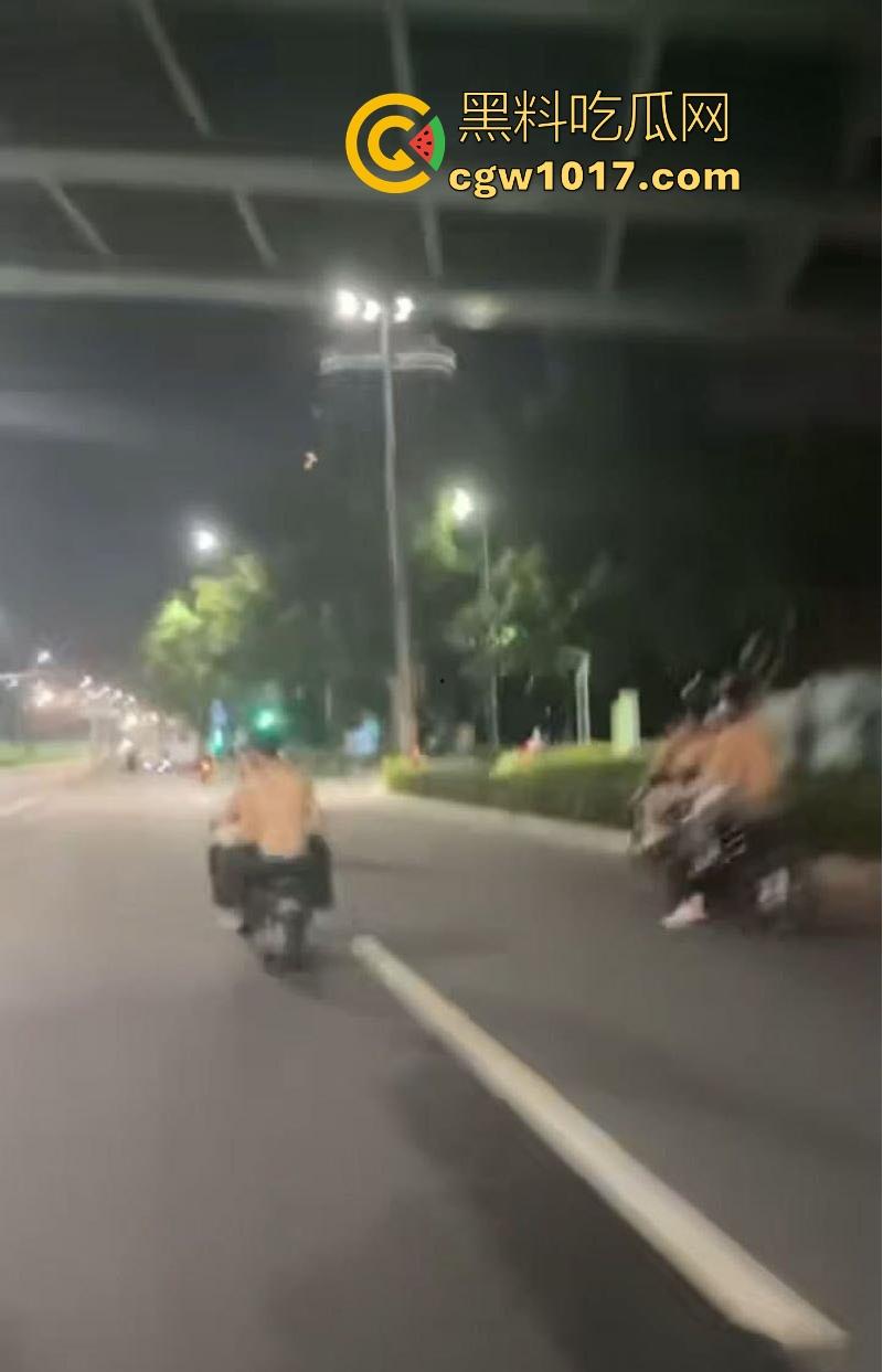 深夜街头惊现帮派斗争！赤裸染发精神小伙携带棍棒骑着鬼火到场，飞车撞人拳拳到肉血拼到底，完全不输电影场面！  第4张