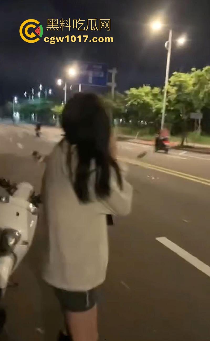 深夜街头惊现帮派斗争！赤裸染发精神小伙携带棍棒骑着鬼火到场，飞车撞人拳拳到肉血拼到底，完全不输电影场面！  第5张