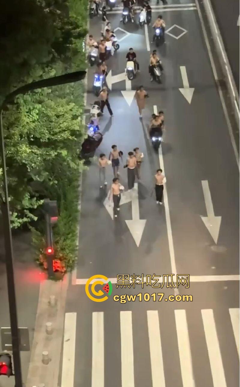 深夜街头惊现帮派斗争！赤裸染发精神小伙携带棍棒骑着鬼火到场，飞车撞人拳拳到肉血拼到底，完全不输电影场面！  第6张