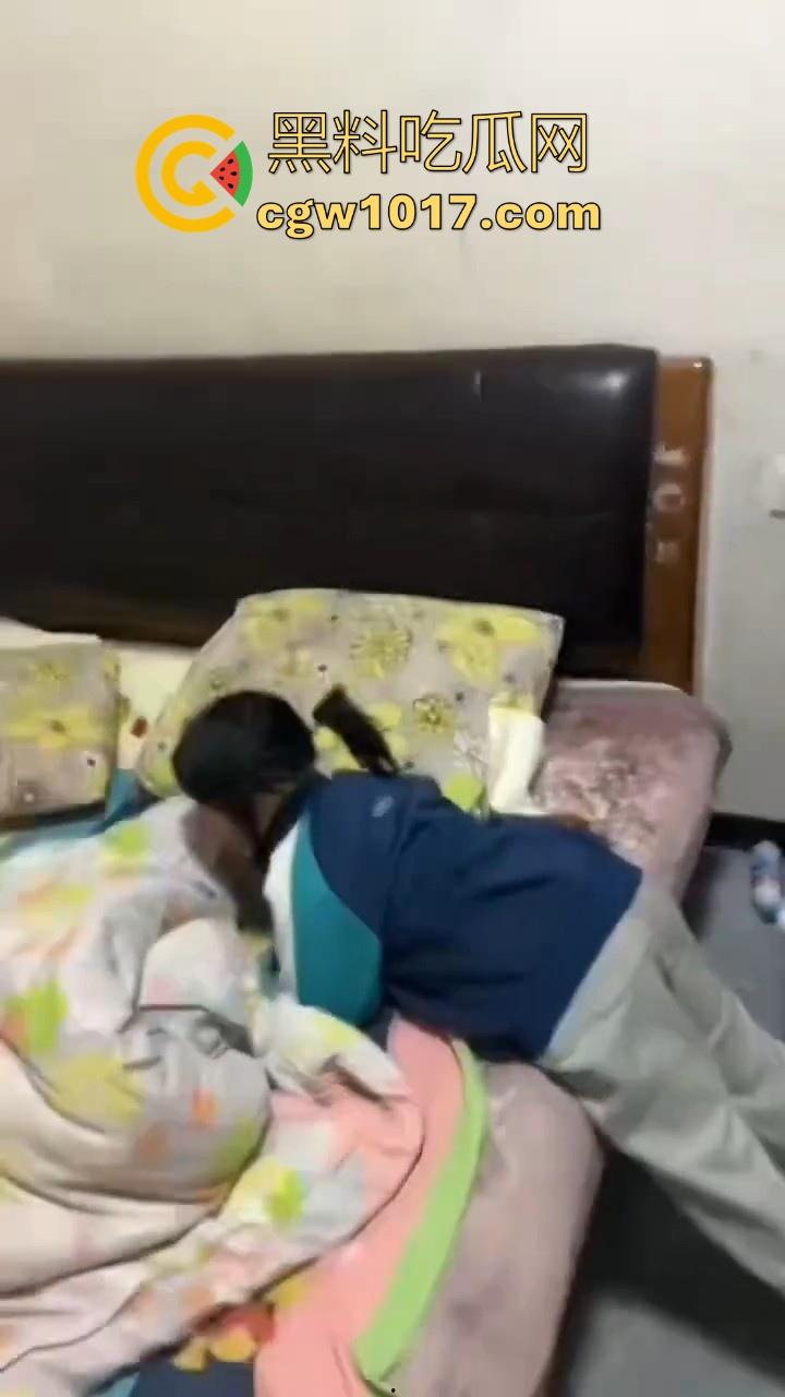 又见教育狂魔上线，作业没写完被打进狗笼？虎爸摇身一变成畜生爸，全网怒骂还在狡辩为你好！  第1张