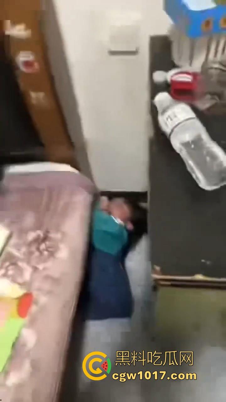 又见教育狂魔上线，作业没写完被打进狗笼？虎爸摇身一变成畜生爸，全网怒骂还在狡辩为你好！  第4张