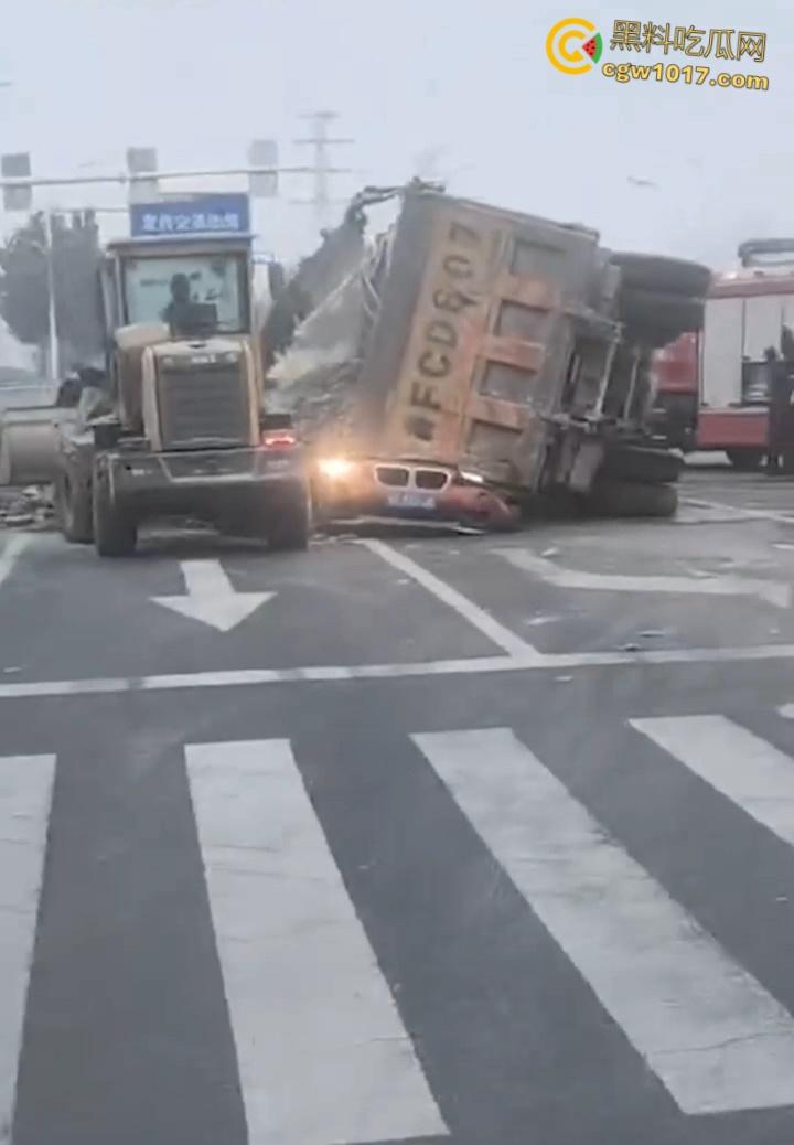 山东烟台电厂东路惊魂一刻，上演死神来袭现实版， 烟台渣土车路口突然失控，侧翻掩埋两车 ！  第5张