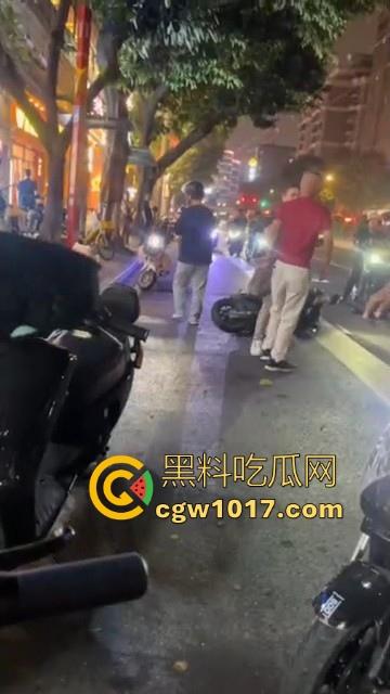 广州小梅大街地头蛇欺负外卖小哥！仗着自己本地人横着走，路人都想冲上去一拳打醒这狗东西！  第2张