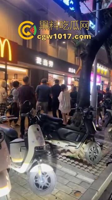 广州小梅大街地头蛇欺负外卖小哥！仗着自己本地人横着走，路人都想冲上去一拳打醒这狗东西！  第3张