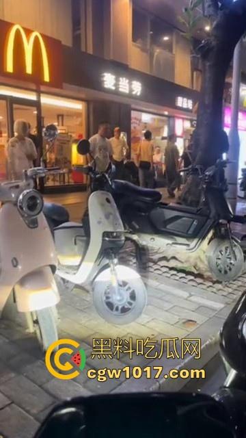 广州小梅大街地头蛇欺负外卖小哥！仗着自己本地人横着走，路人都想冲上去一拳打醒这狗东西！  第5张
