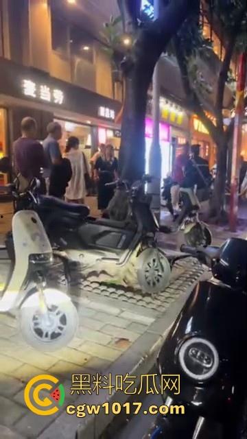 广州小梅大街地头蛇欺负外卖小哥！仗着自己本地人横着走，路人都想冲上去一拳打醒这狗东西！  第6张