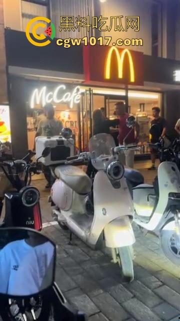 广州小梅大街地头蛇欺负外卖小哥！仗着自己本地人横着走，路人都想冲上去一拳打醒这狗东西！  第7张