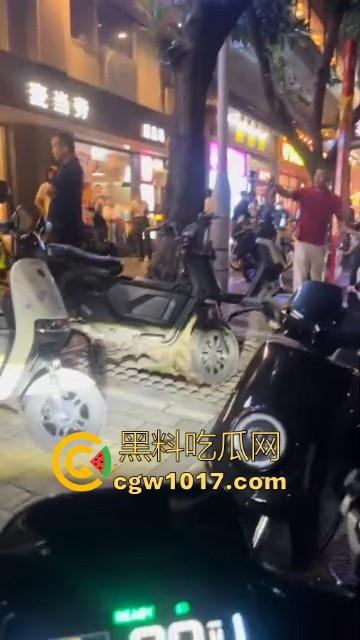 广州小梅大街地头蛇欺负外卖小哥！仗着自己本地人横着走，路人都想冲上去一拳打醒这狗东西！  第9张