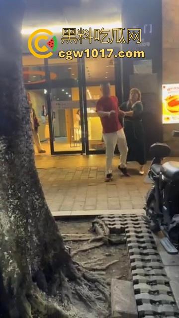 广州小梅大街地头蛇欺负外卖小哥！仗着自己本地人横着走，路人都想冲上去一拳打醒这狗东西！  第10张