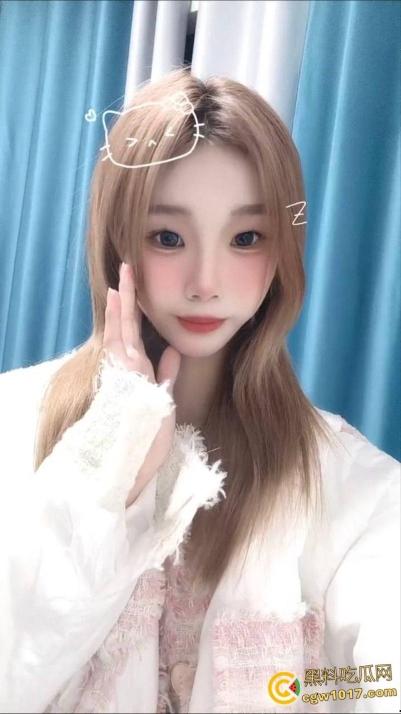 广州极品小骚货【黄沫莹】，JK短裙户外真空露出，露脸口交深喉舔屌，镜前疯狂打桩后入，嫩穴汁水横流！  第1张