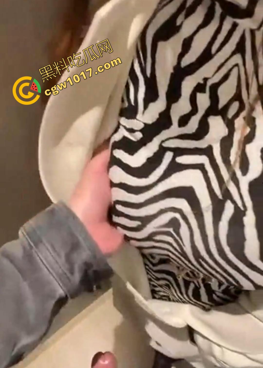 商场柜台大姐【朱艳燕】在试衣间“犯贱”，奶子肥硕的她像发情母兽，舌头撩拨男人鸡巴，热情如火的眼神撩人至极！  第2张