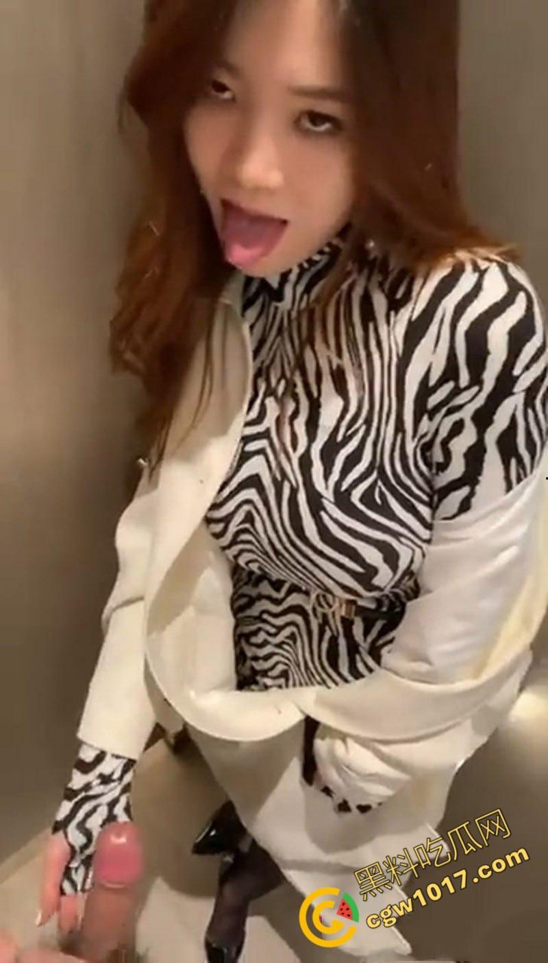 商场柜台大姐【朱艳燕】在试衣间“犯贱”，奶子肥硕的她像发情母兽，舌头撩拨男人鸡巴，热情如火的眼神撩人至极！  第1张