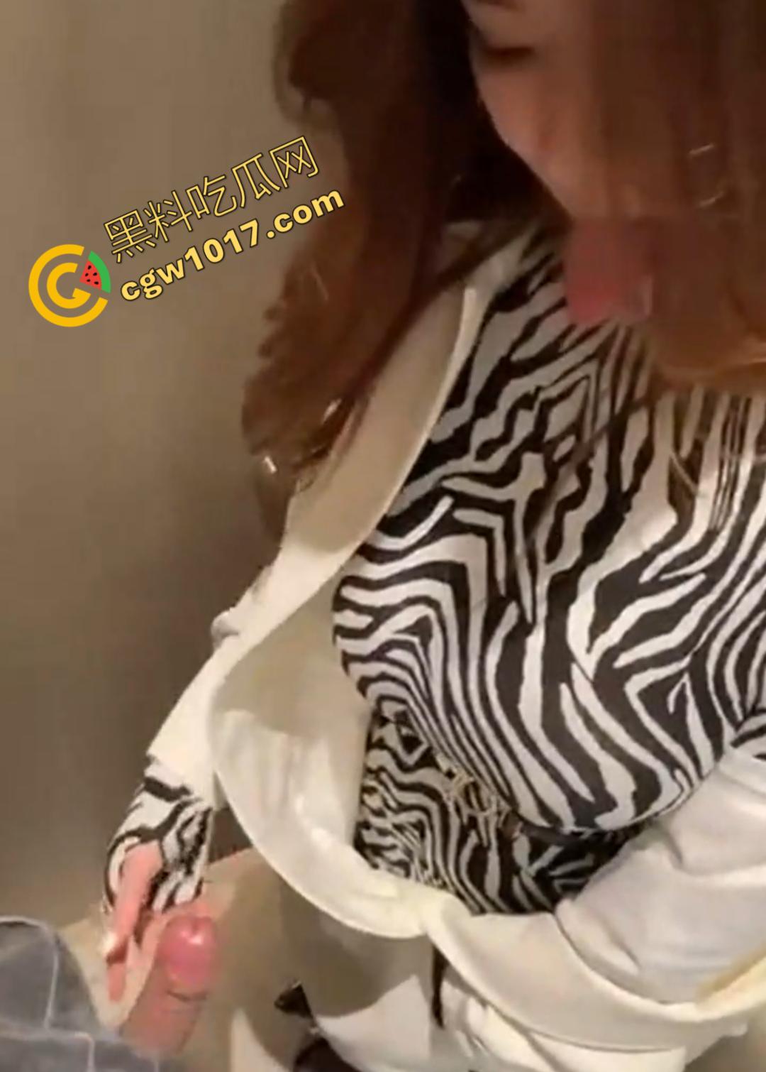 商场柜台大姐【朱艳燕】在试衣间“犯贱”，奶子肥硕的她像发情母兽，舌头撩拨男人鸡巴，热情如火的眼神撩人至极！  第3张