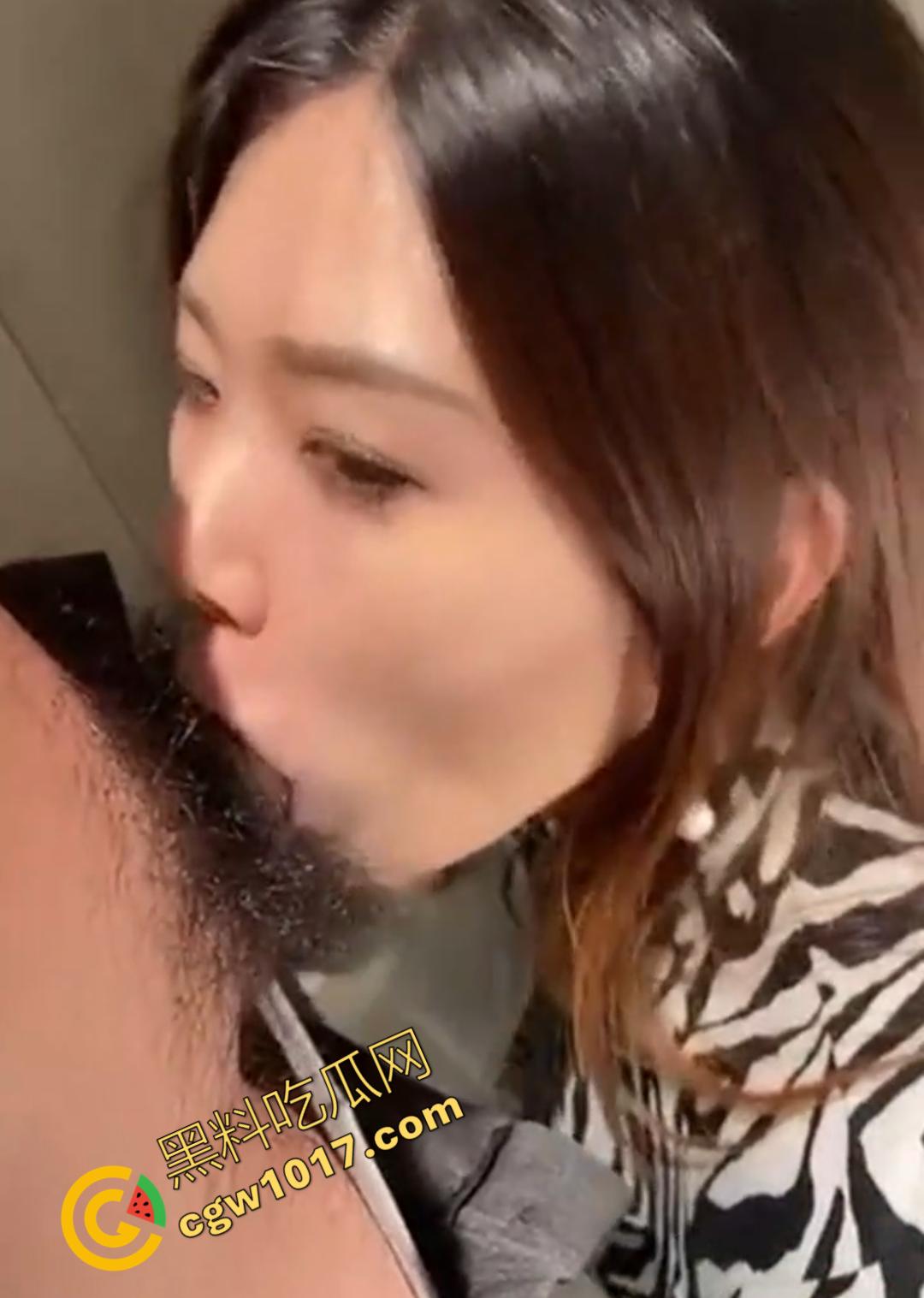 商场柜台大姐【朱艳燕】在试衣间“犯贱”，奶子肥硕的她像发情母兽，舌头撩拨男人鸡巴，热情如火的眼神撩人至极！  第7张