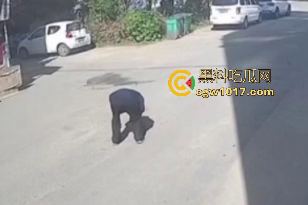 街头老大爷走路突然摇晃，长腿美女出手相扶，大爷瞬间全身梆硬冲天，美女成救命神药，这比春药还牛逼啊！  第1张