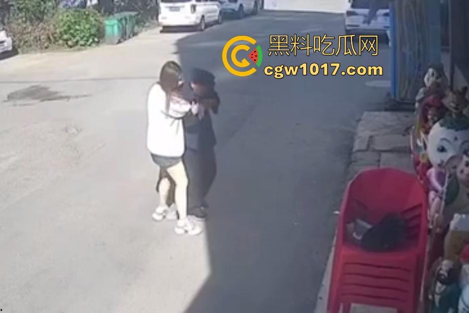 街头老大爷走路突然摇晃，长腿美女出手相扶，大爷瞬间全身梆硬冲天，美女成救命神药，这比春药还牛逼啊！  第3张