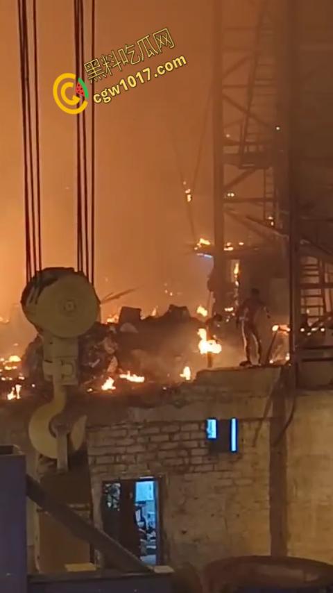 震撼！菲律宾钢厂惨剧：钢水如魔鬼喷发，烈焰吞噬生命，烧伤死亡者无数，惨象人间地狱！  第6张