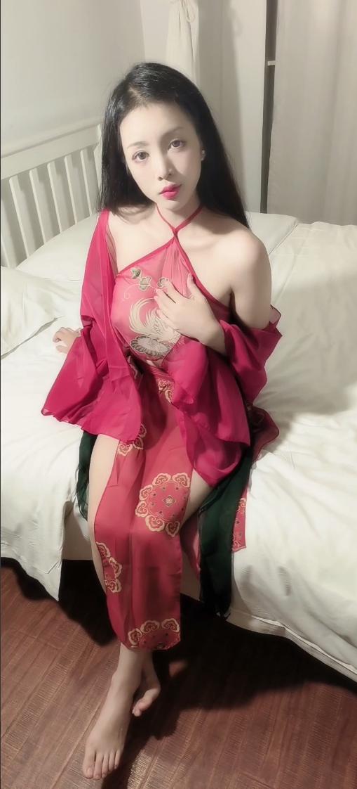 推特反差主播【李婉儿】，户外山林野战直播，口交乳交轮番榨精，多姿势激情交合，精液射嘴香艳诱惑！  第2张