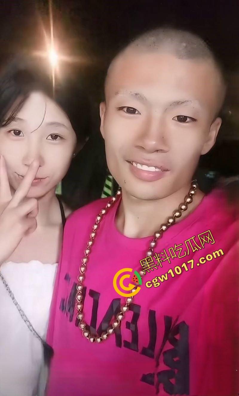 沈阳爆火的精神夫妻【龙王龙妃】尺度爆表！幻想成为现实，狂野体位无套性交，群P中老公分享逗比娘子，震撼观众三观！  第1张