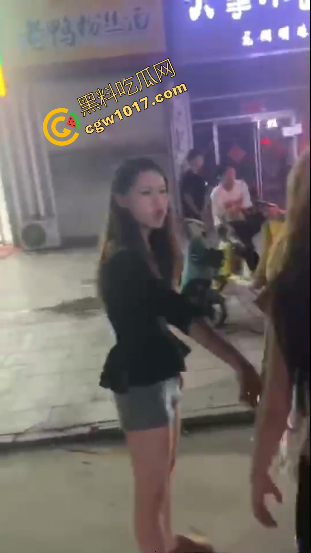 惊心动魄！清纯小仙女街头被围殴！精神小妹狠辣无情，围观群众无动于衷，她们究竟为何如此疯狂？  第1张