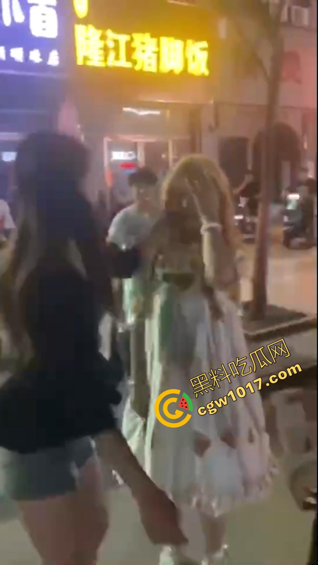 惊心动魄！清纯小仙女街头被围殴！精神小妹狠辣无情，围观群众无动于衷，她们究竟为何如此疯狂？  第2张