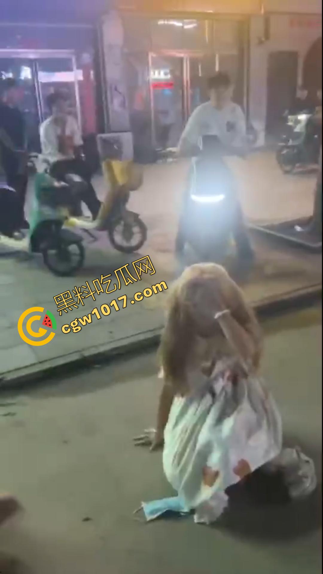 惊心动魄！清纯小仙女街头被围殴！精神小妹狠辣无情，围观群众无动于衷，她们究竟为何如此疯狂？  第4张