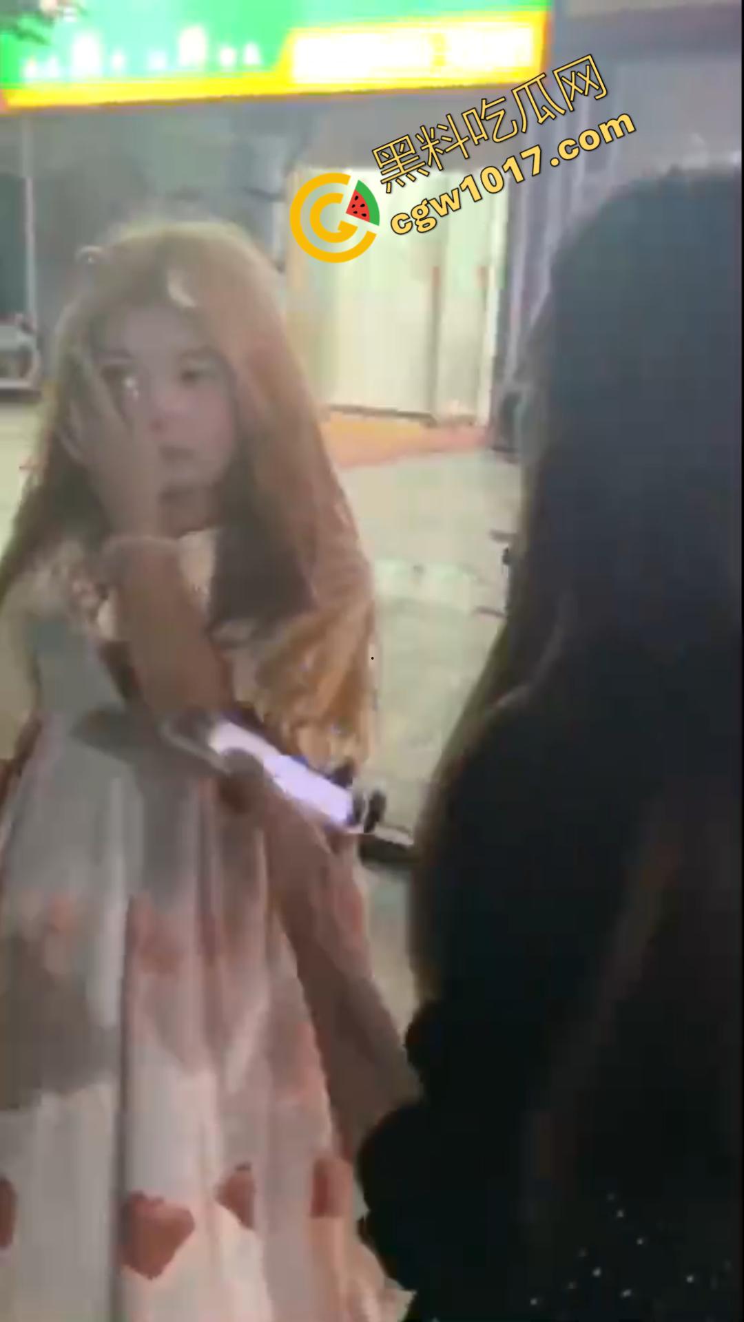 惊心动魄！清纯小仙女街头被围殴！精神小妹狠辣无情，围观群众无动于衷，她们究竟为何如此疯狂？  第7张