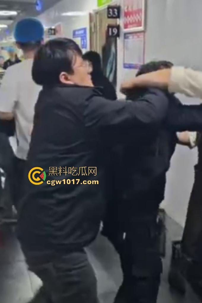 商家出餐3小时外卖小哥迟到餐被抢光，送餐小哥兽性大发殴打女店员，商家怒吼“你早干嘛去了”！  第2张