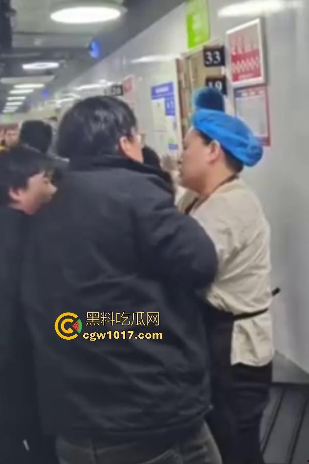 商家出餐3小时外卖小哥迟到餐被抢光，送餐小哥兽性大发殴打女店员，商家怒吼“你早干嘛去了”！  第3张