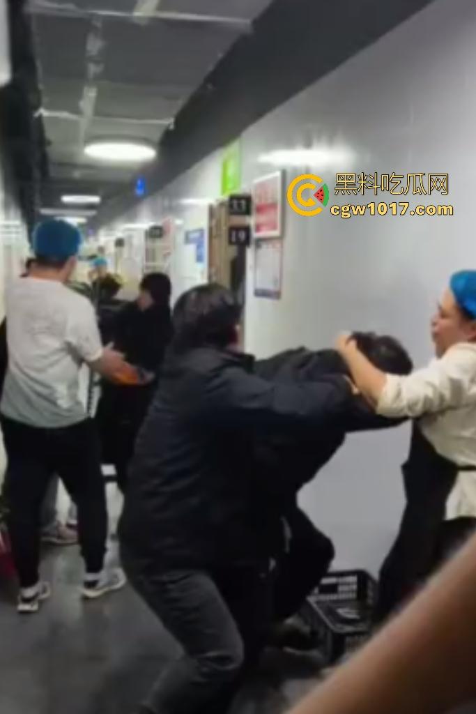 商家出餐3小时外卖小哥迟到餐被抢光，送餐小哥兽性大发殴打女店员，商家怒吼“你早干嘛去了”！  第4张