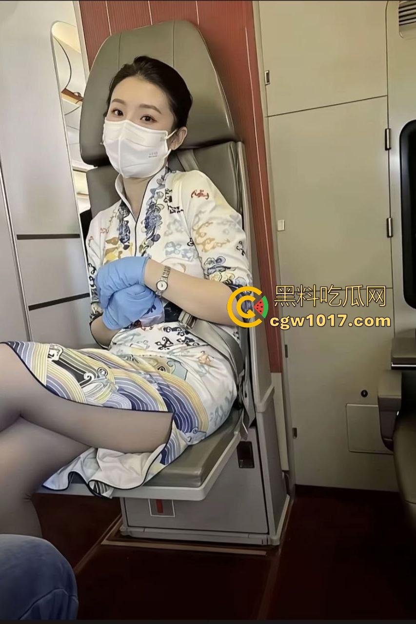 身边同事都卖淫，那我也卖！海航萝莉空姐飞机上露丝袜美脚，厕所摸奶撒尿杯中献男奴，勾引乘客下机就开操！  第1张