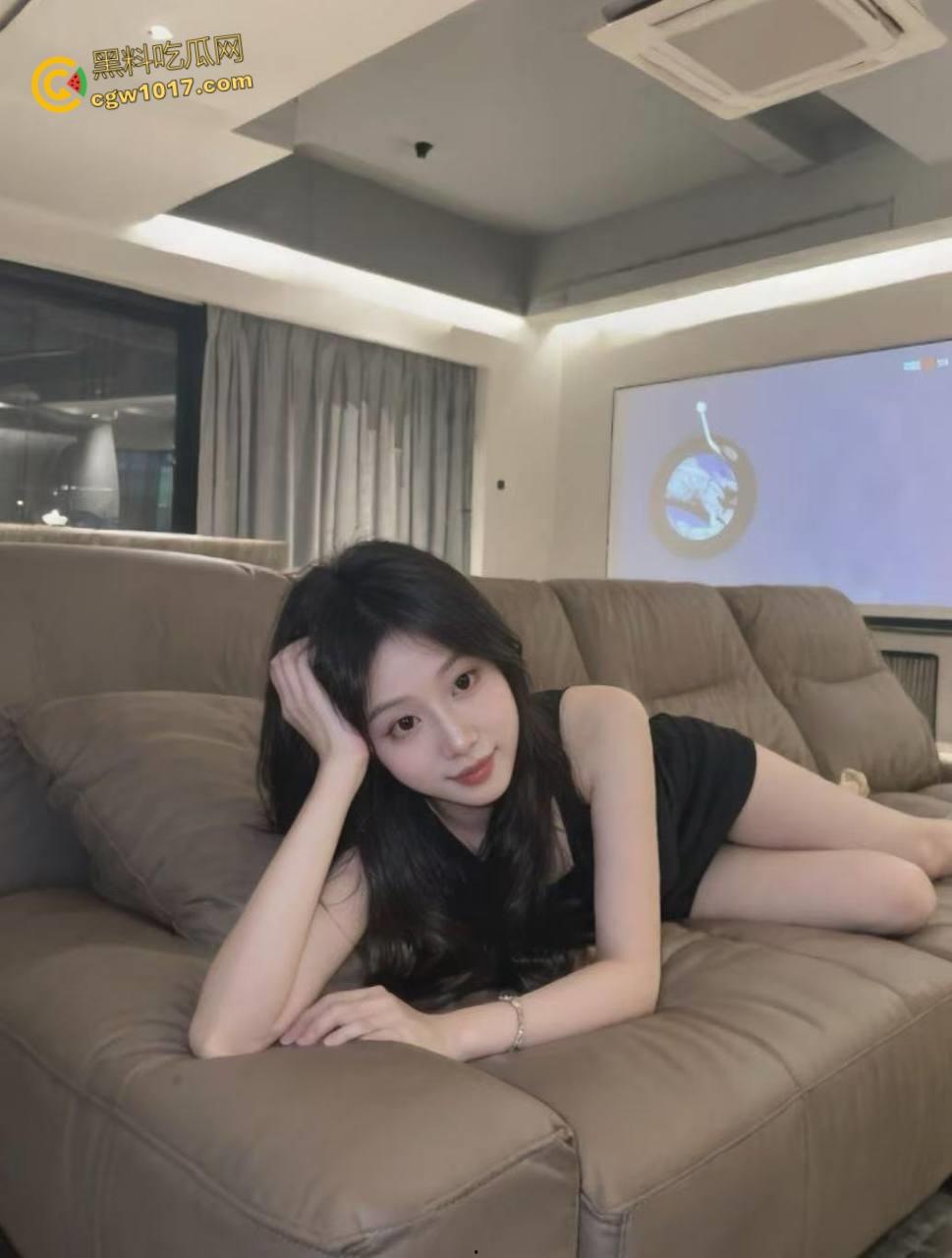 大长腿销售亲姐看我如此燥热，主动脱裤跪地口交，穿着OL制服和圣诞制服，跳蛋玩弄白虎骚穴，被我连续内射两次 ！  第3张