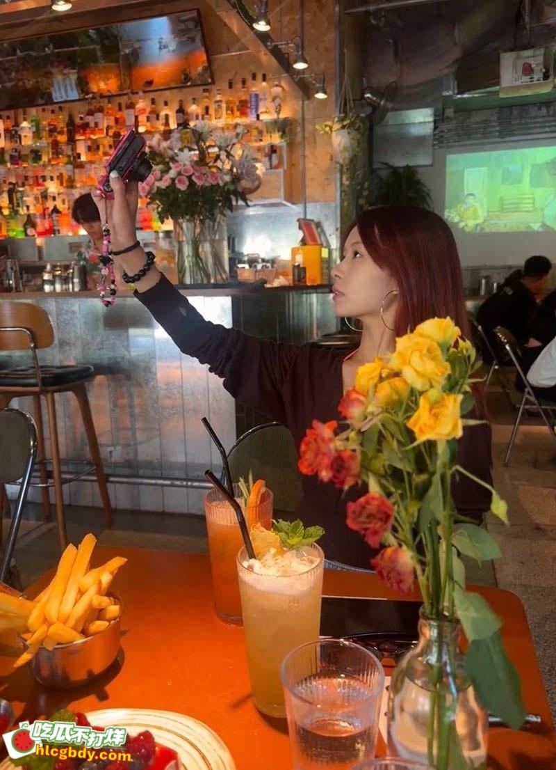 北京高颜值嫩妹【张敬怡】，刚分手就迫不及待约炮，露脸深喉后入呻吟不断，小粉穴被无套内射精液直流 ！  第3张