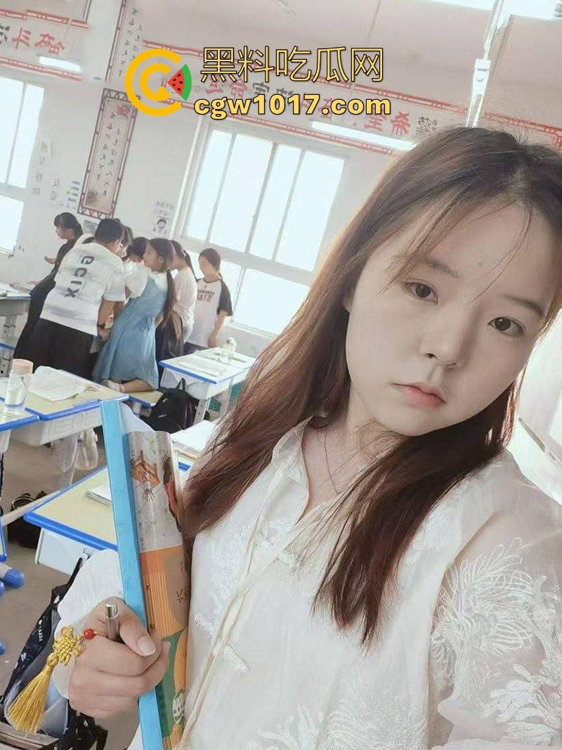 河南第一小学5年纪3班数学老师【肖莹】跟男友性爱视频泄露，丰满如肉弹，骚逼湿透饥渴，全程露脸骑乘做爱！  第1张