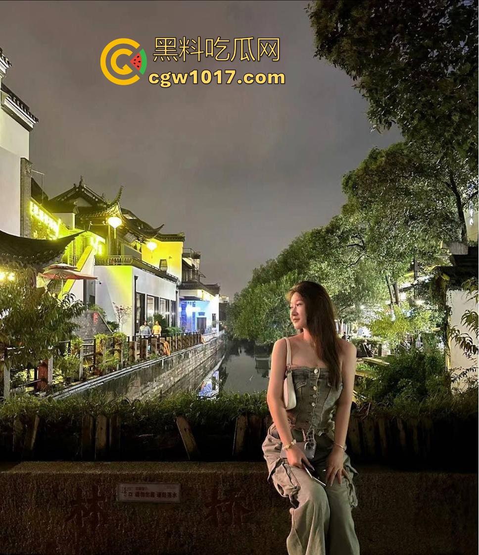 南昌骚逼母狗【刘雯幸】被男朋友调教得彻底沦陷，各种露脸性爱大挑战，骚逼被操得以黑成木炭！  第1张