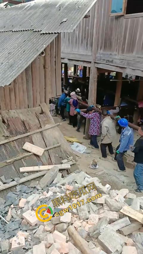 贵州黔东南搬家视频火爆全网，众人合力将房屋搬走，离谱骚操作看呆网友，直呼这才是真正的“搬家”！  第5张