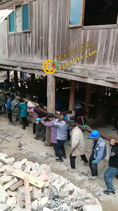 贵州黔东南搬家视频火爆全网，众人合力将房屋搬走，离谱骚操作看呆网友，直呼这才是真正的“搬家”！  第8张