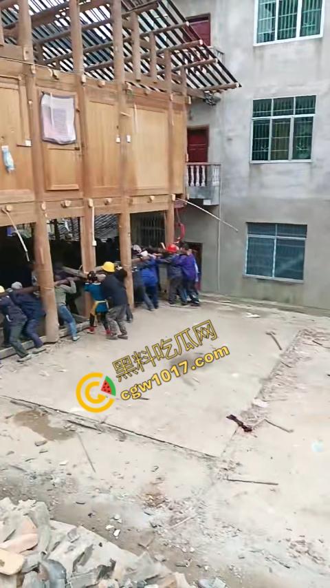贵州黔东南搬家视频火爆全网，众人合力将房屋搬走，离谱骚操作看呆网友，直呼这才是真正的“搬家”！  第9张
