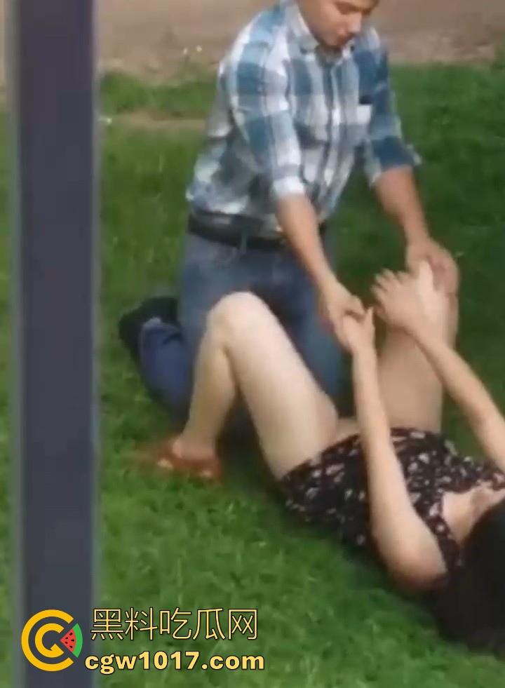 海外优雅绅士大白天上演草坪舔逼！从来没见过如此嚣张饥渴的老外，敞开双腿按着男主的头猛擦，离谱又刺激！  第5张