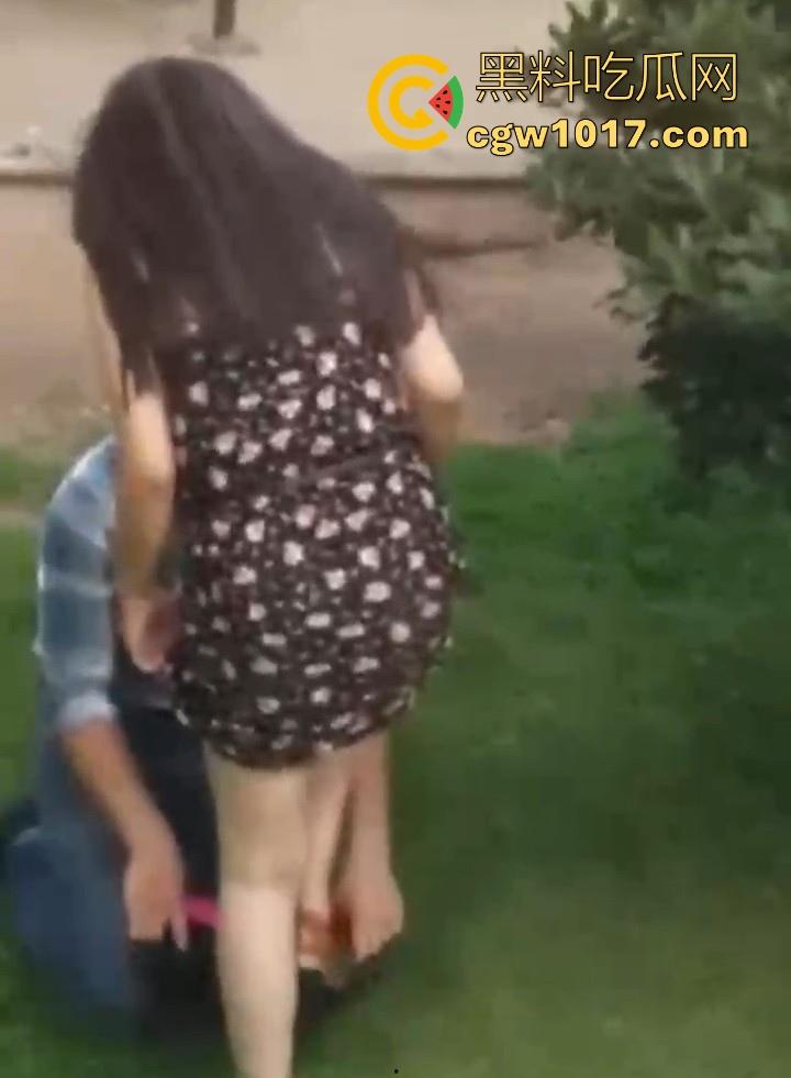 海外优雅绅士大白天上演草坪舔逼！从来没见过如此嚣张饥渴的老外，敞开双腿按着男主的头猛擦，离谱又刺激！  第7张