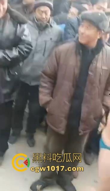 乡村大舞台，有逼你就来！骚逼脱衣唱歌跳舞表演，现场围满了村里的老大爷，直勾勾盯着哪肥逼，现在还有这种节目吗？  第8张