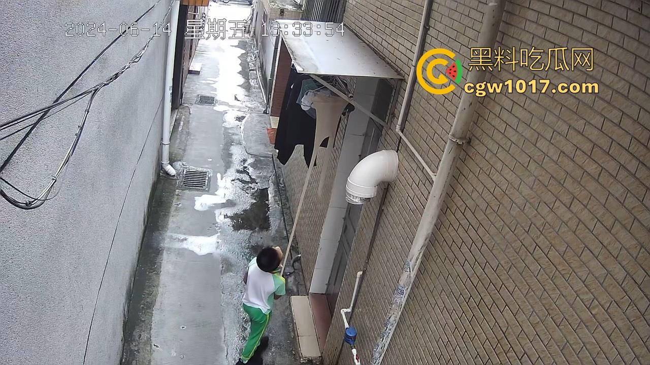 戴着红领巾偷丝袜！小学生大胆偷取少妇原味衣物，身高不够工具来凑，白袜丝袜统统收入囊中，原味控从小练起！  第5张