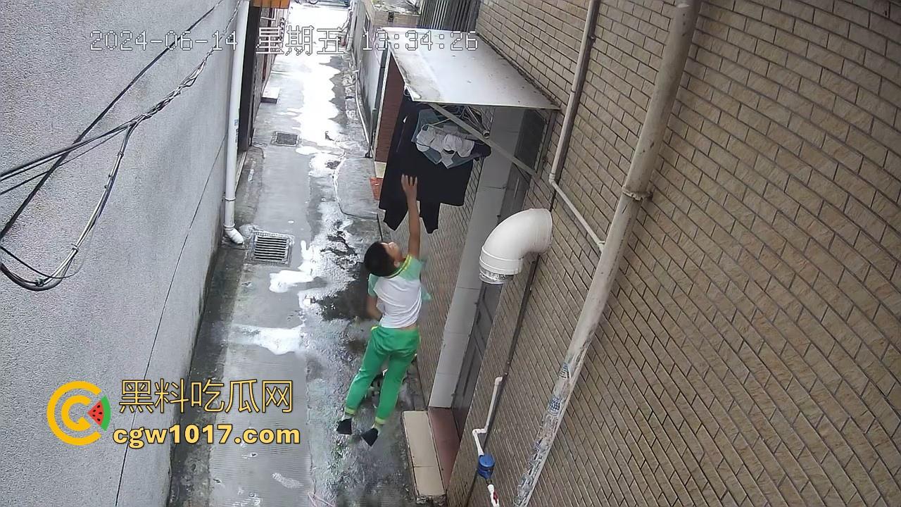 戴着红领巾偷丝袜！小学生大胆偷取少妇原味衣物，身高不够工具来凑，白袜丝袜统统收入囊中，原味控从小练起！  第9张