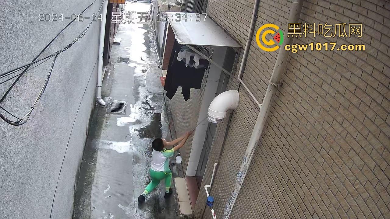 戴着红领巾偷丝袜！小学生大胆偷取少妇原味衣物，身高不够工具来凑，白袜丝袜统统收入囊中，原味控从小练起！  第11张